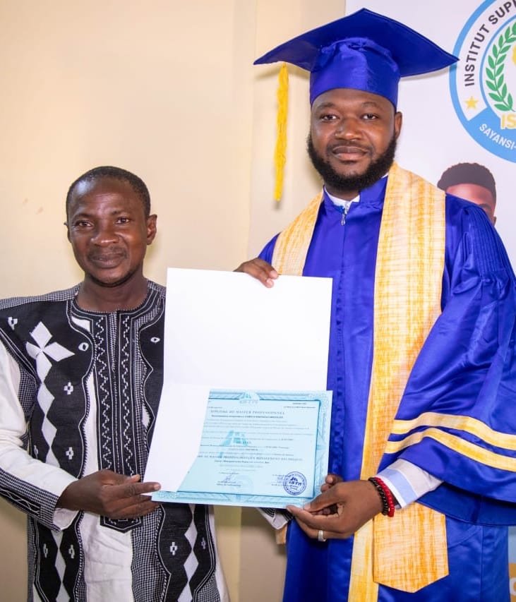 Remise d'un diplôme de Master professionnel à un diplômé de l'ISP SAHEL en toge bleue et étole jaune